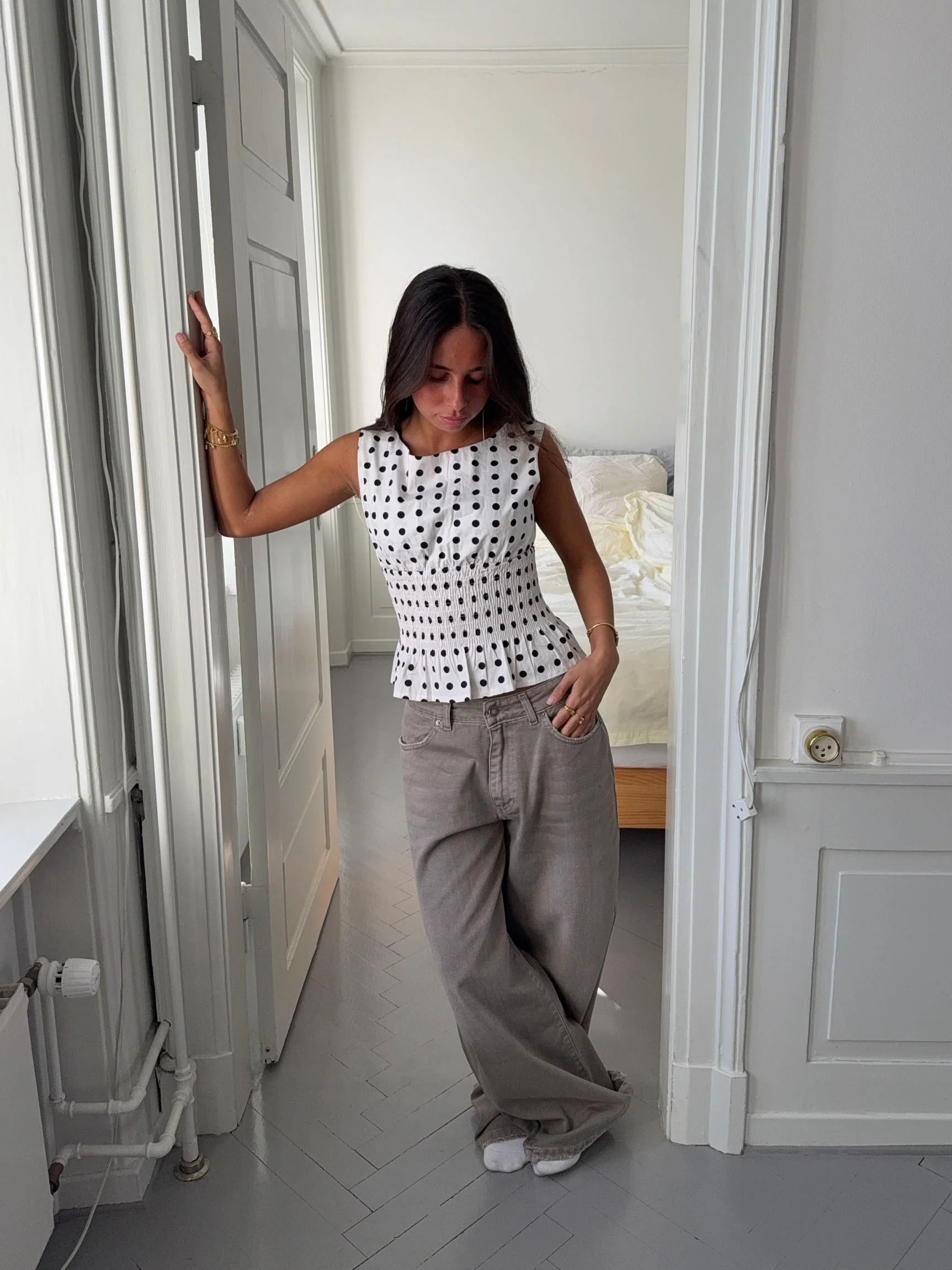Cathrine smocktop med polkaprikker - Hvid/sort - Image 13