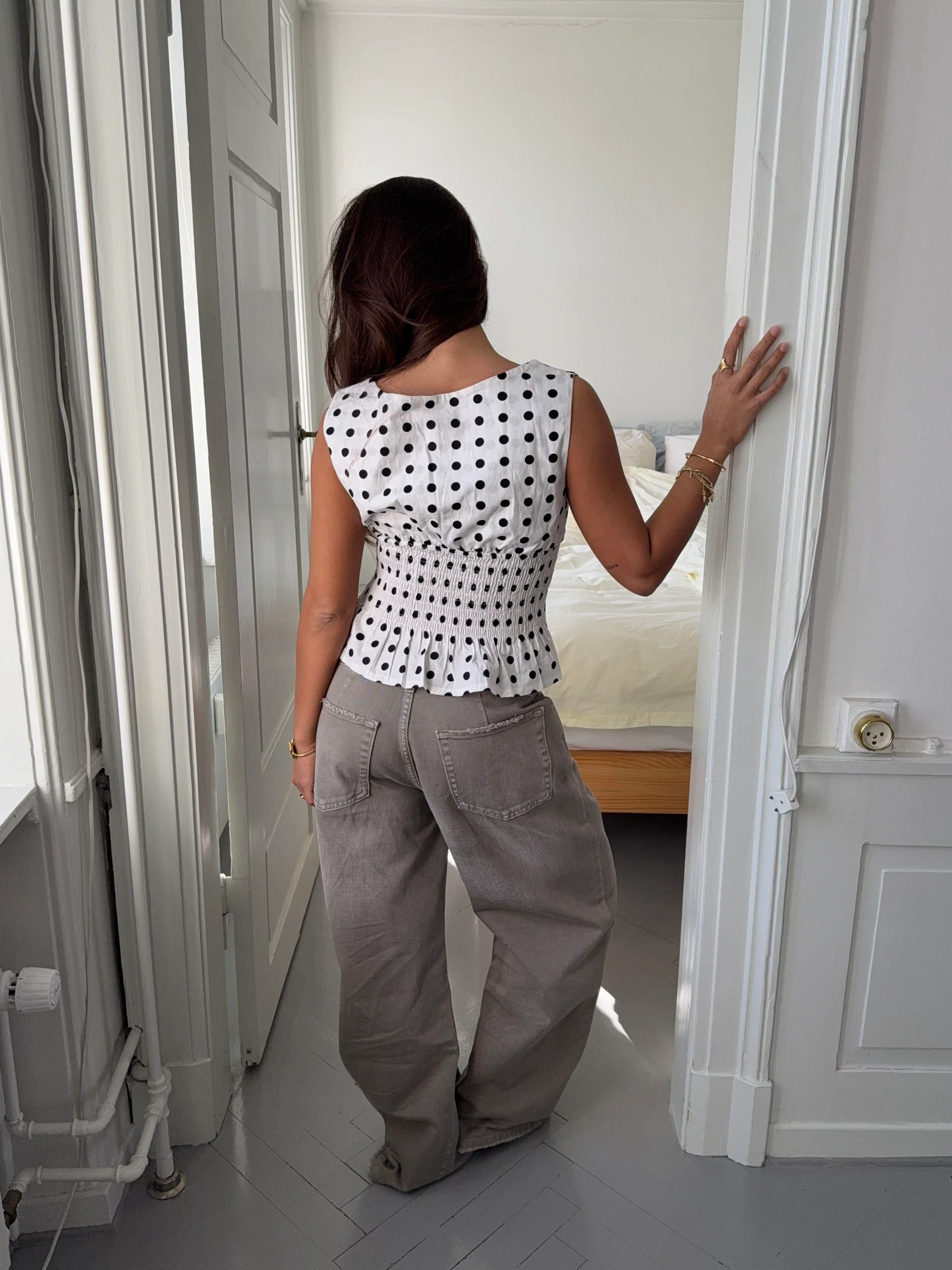 Cathrine smocktop med polkaprikker - Hvid/sort - Image 3