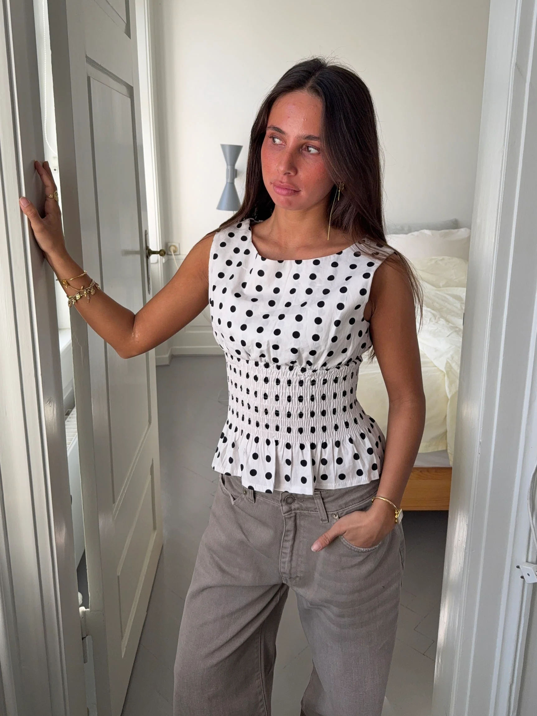 Cathrine smocktop med polkaprikker - Hvid/sort - Image 6
