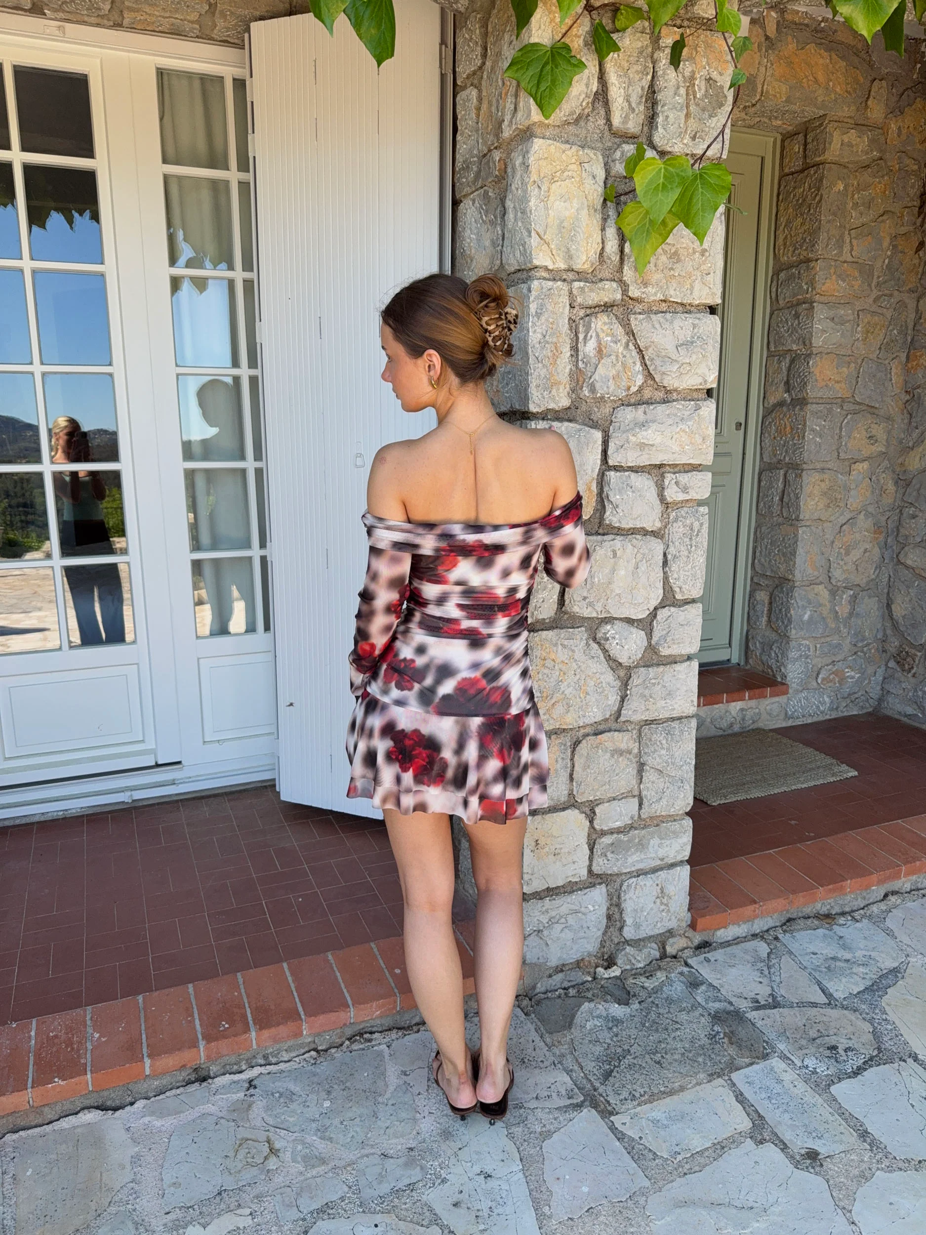 Chila off shoulder kjole med blomster - Hvid/sort/rød - Image 2