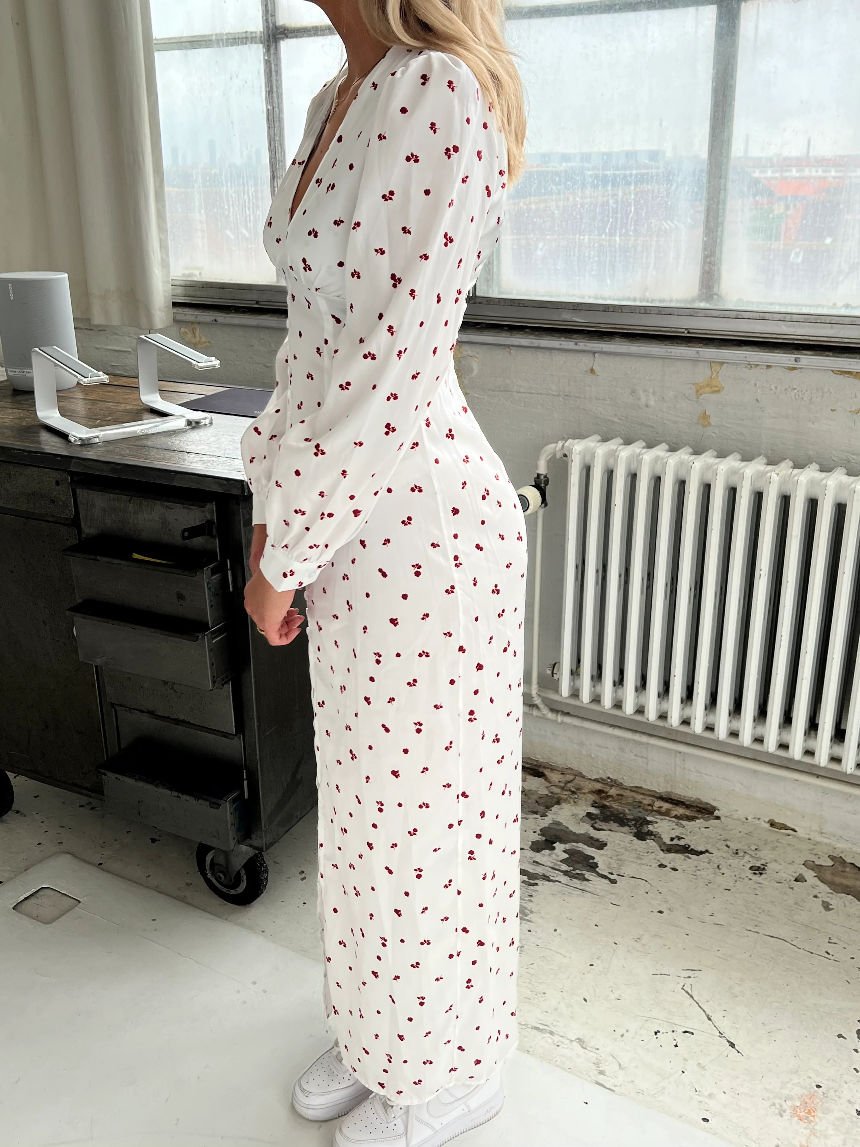 Frederikke satinkjole med røde blomster - Hvid - Image 4
